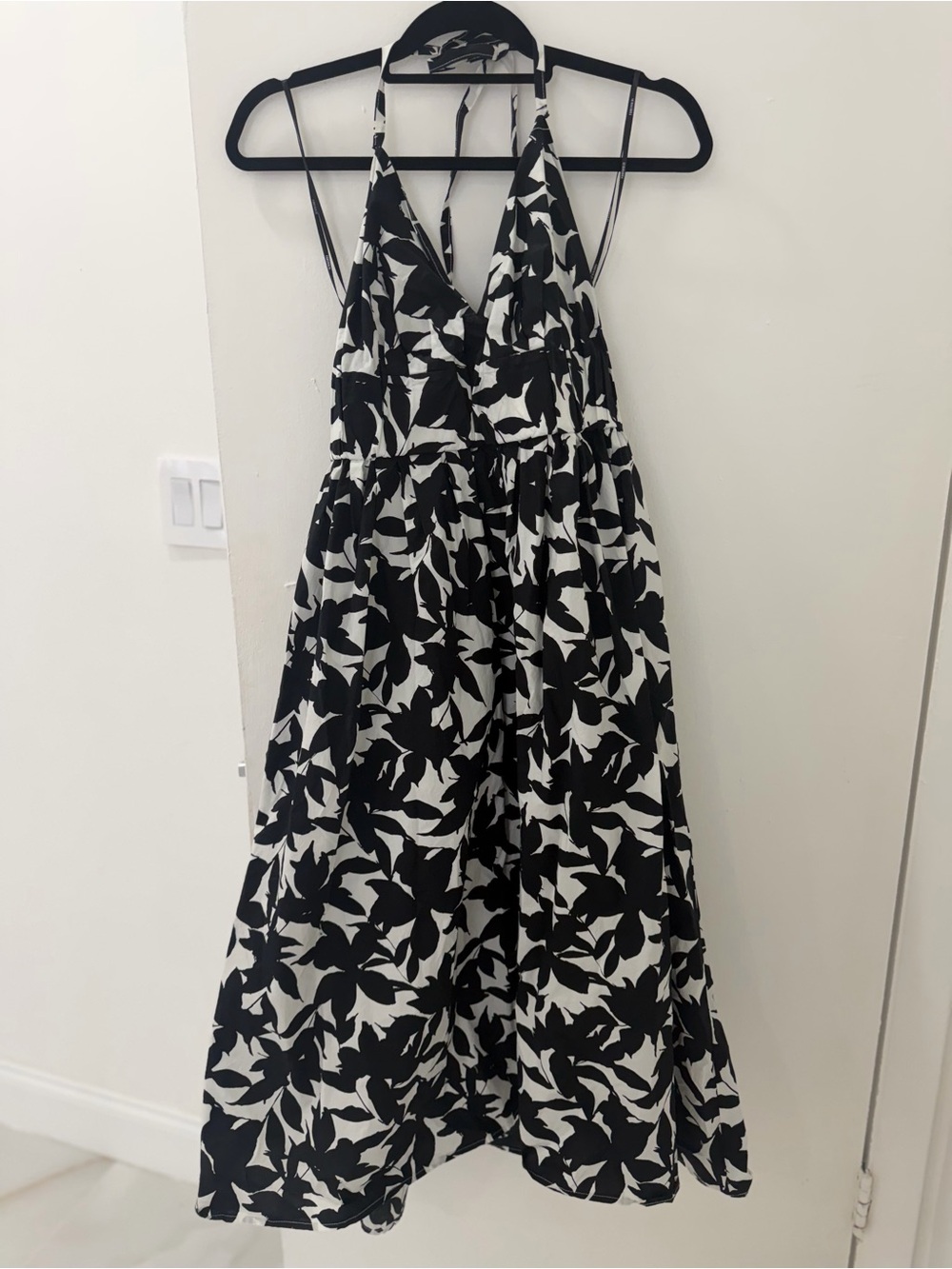 Forever 21 Black and White Leaf Print Halter Maxi Dress